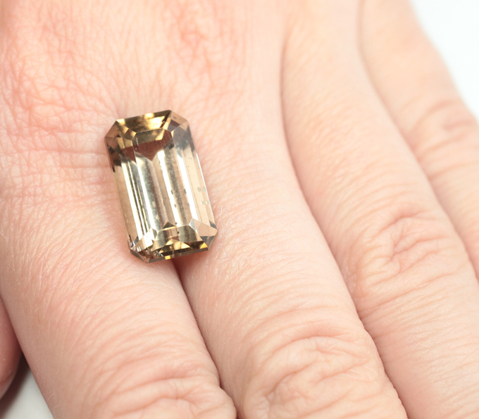 Эксклюзивный размер! Желтый скаполит со сменой цвета 12 карат