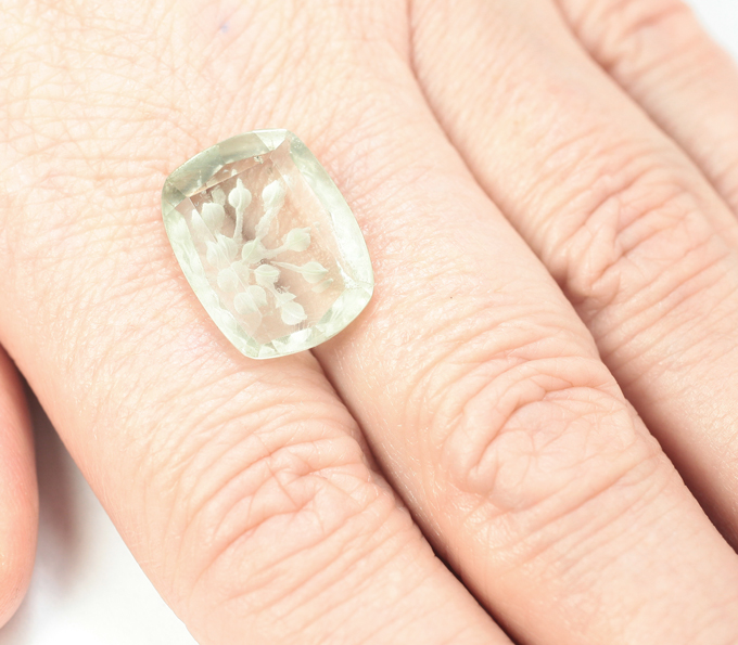 Резной зеленый аметист 9,04 карата