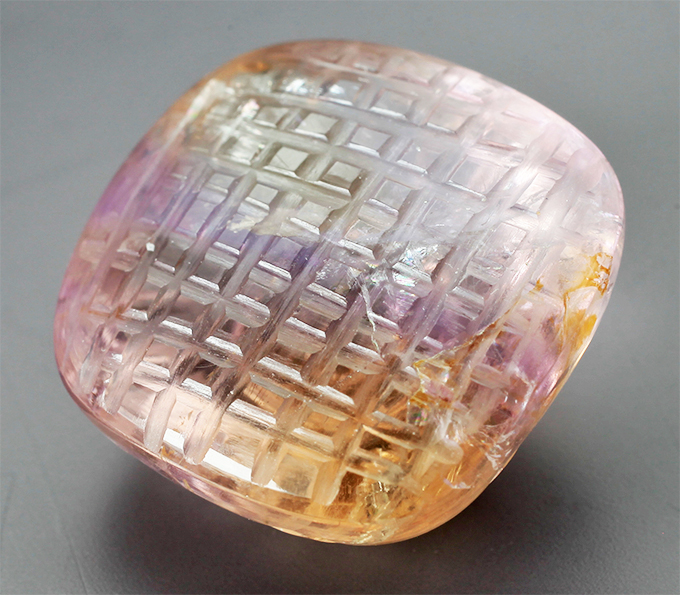 Крупный резной аметрин 26,1 карата