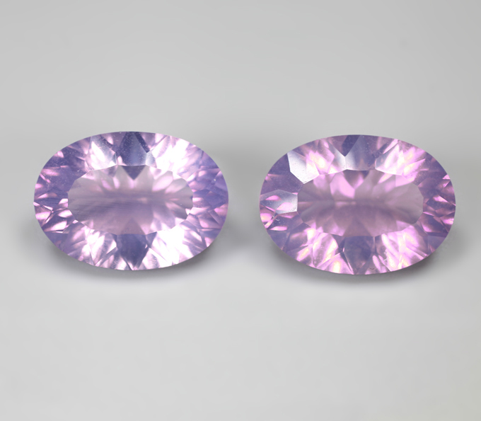 Пара чистейших лавандовых аметистов лазерной огранки 11,12 карата