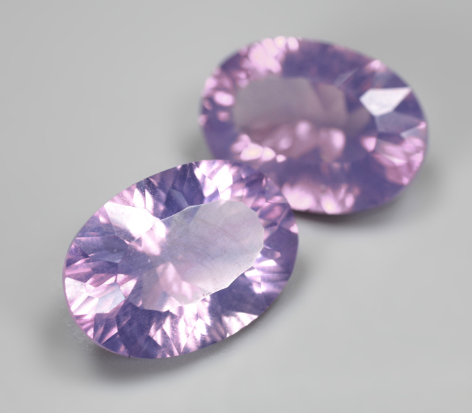 Пара чистейших лавандовых аметистов лазерной огранки 11,12 карата