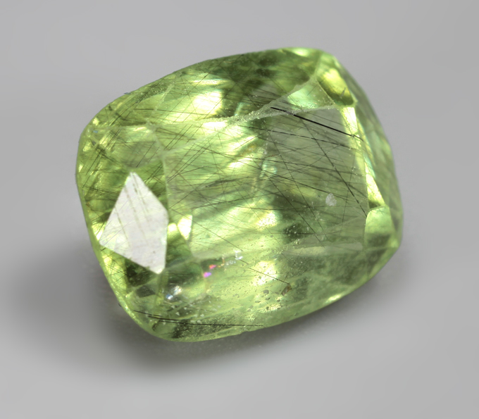 Перидот с включением рутила 5,08 карата