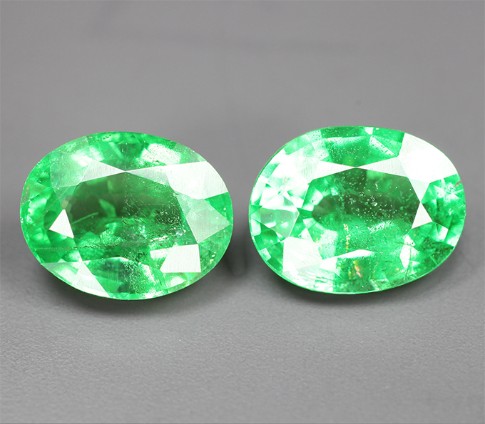 Редкая пара неоново-зеленых цаворитов 2,52 карата