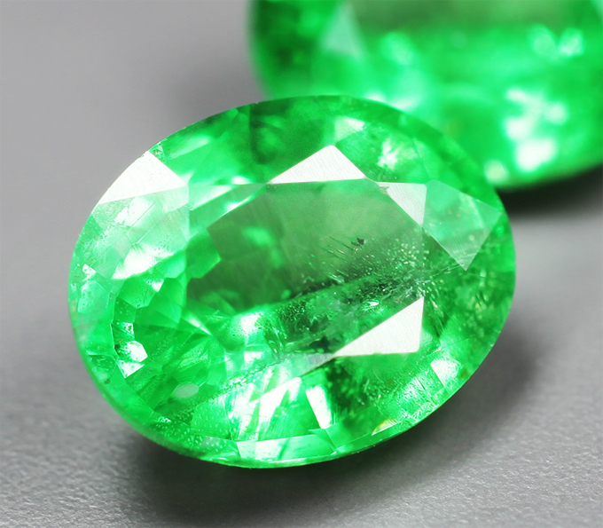 Редкая пара неоново-зеленых цаворитов 2,52 карата