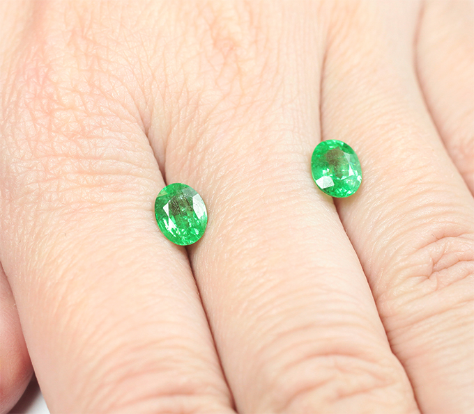 Редкая пара неоново-зеленых цаворитов 2,52 карата