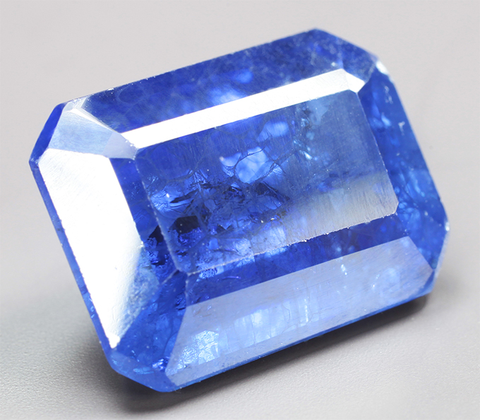 Крупный ярко-васильковый танзанит 17,84 карата