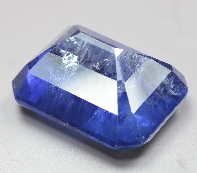 Крупный ярко-васильковый танзанит 17,84 карата