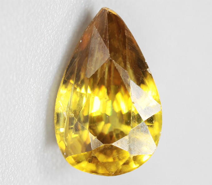 Зеленовато-желтый сфен 1,08 карата