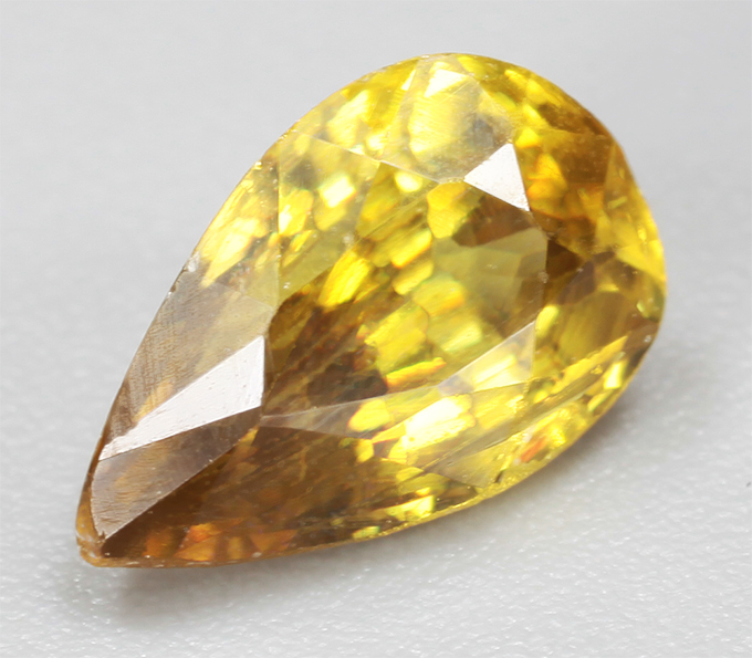 Зеленовато-желтый сфен 1,08 карата