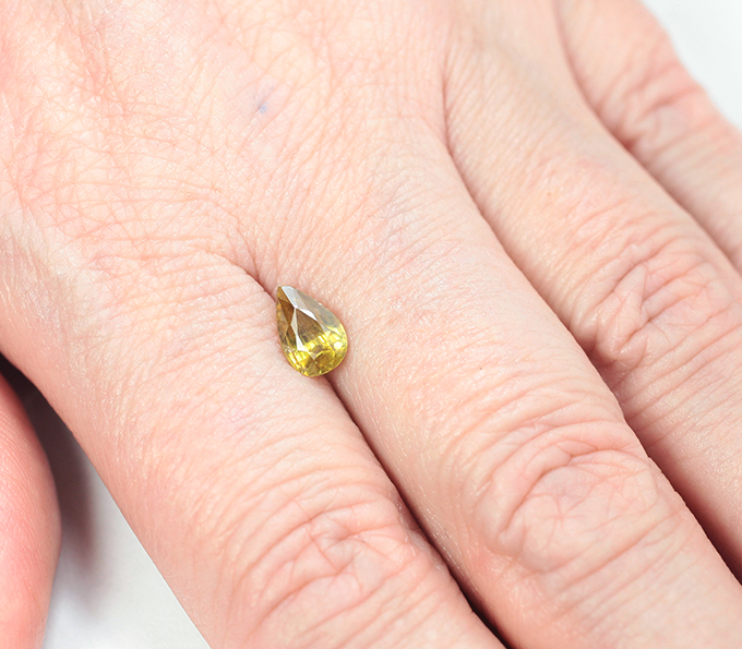 Зеленовато-желтый сфен 1,08 карата