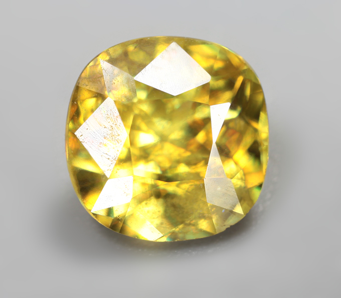 Зеленовато-желтый сфен 1,29 карата