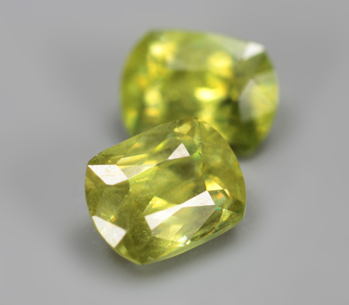 Пара желтовато-зеленых сфенов 2,07 карата