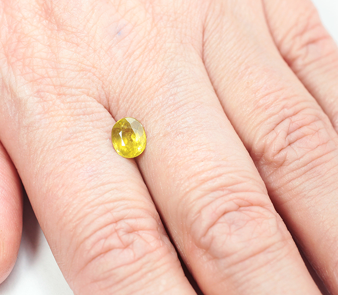 Зеленовато-желтый сфен 1,3 карата