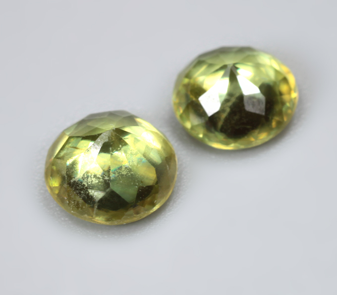 Пара желтовато-зеленых сфенов 2,24 карата