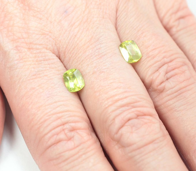 Пара желтовато-зеленых сфенов высокой дисперсии 2,51 карата