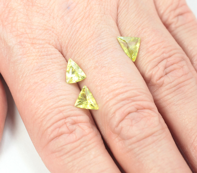 Набор из 3 желто-зеленых сфенов редкой огранки 3,28 карата