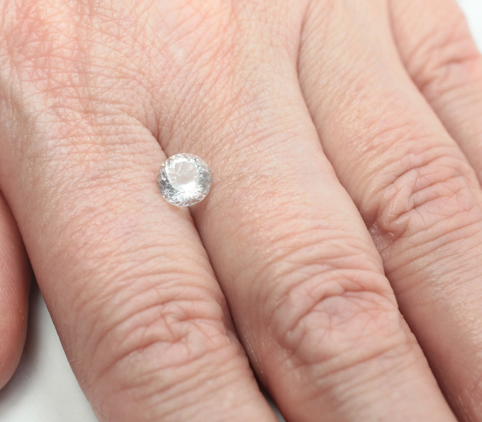 Редкий поллуцит 1,04 карата