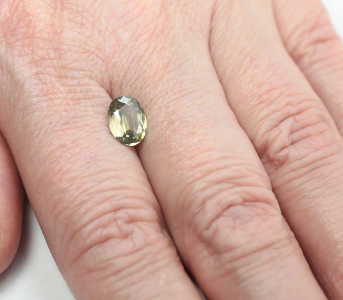 Зеленовато-желтый циркон высокой чистоты 1,79 карата