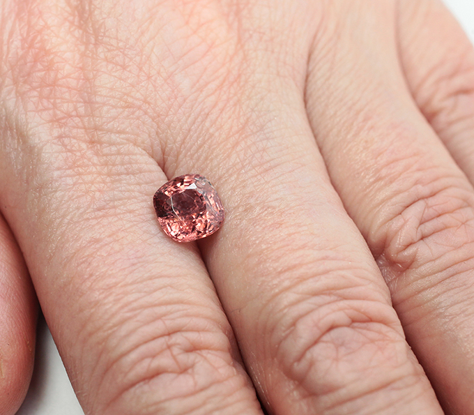 Яркая оранжевая шпинель 2,35 карата