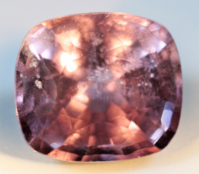 Розовато-пурпурная шпинель со сменой цвета 1,68 карата
