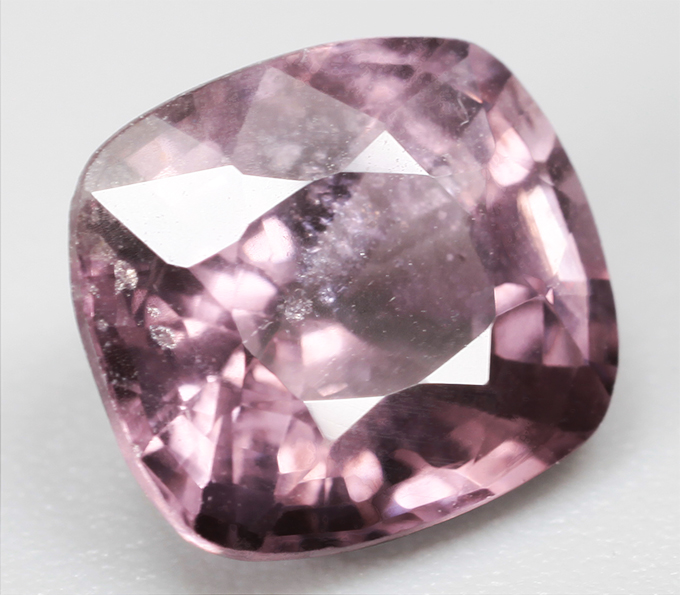 Розовато-пурпурная шпинель со сменой цвета 1,68 карата