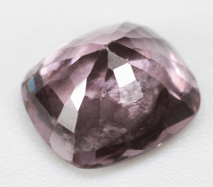 Розовато-пурпурная шпинель со сменой цвета 1,68 карата