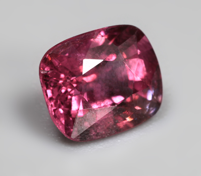 Насыщенно-розовая шпинель 1,14 карата