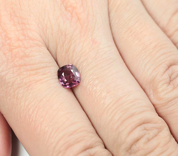 Розовато-пурпурная шпинель 1,15 карата