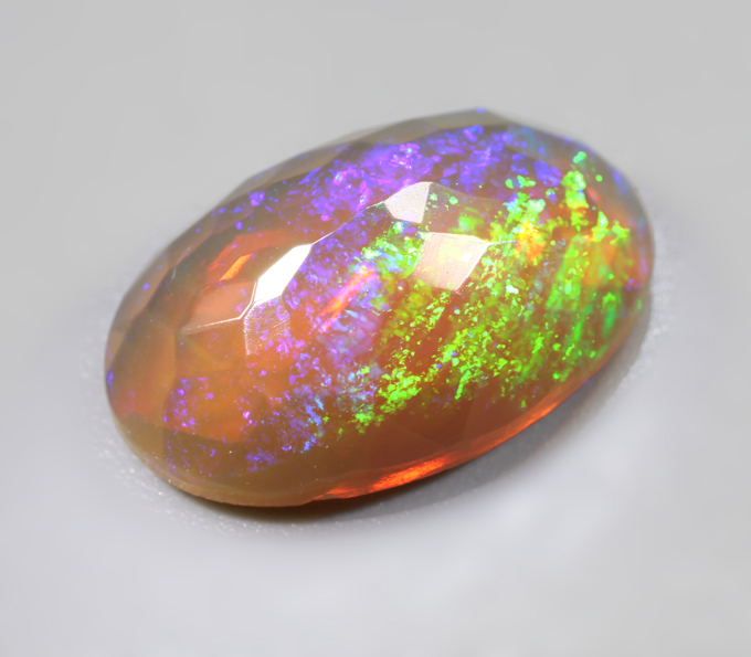 Ограненный "медовый" эфиопский опал 2,77 карата