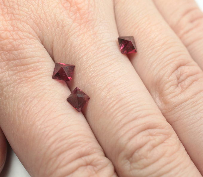 Набор из 3 кристаллов рубиновой шпинели 3,07 карата