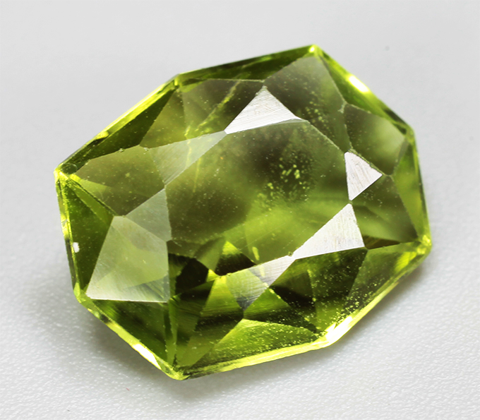 Яркий перидот 3,51 карата