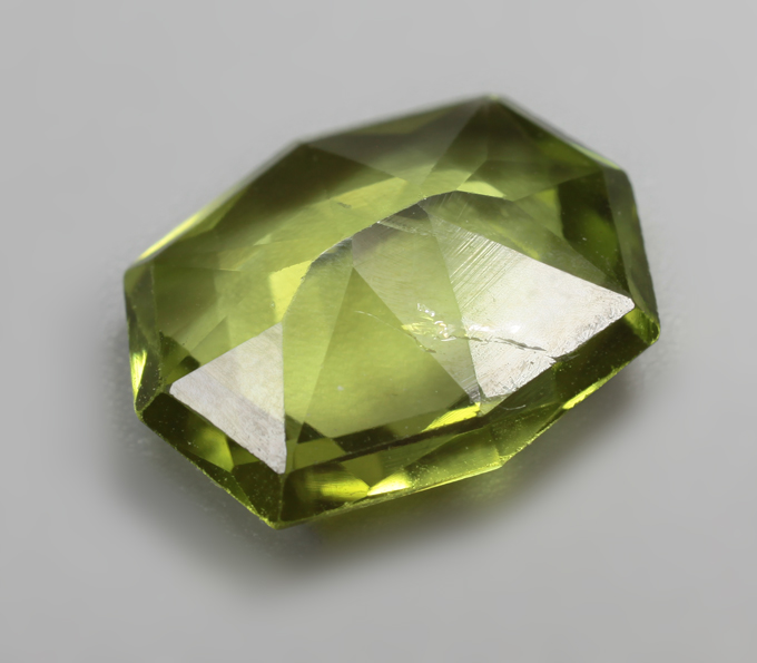 Яркий перидот 3,51 карата