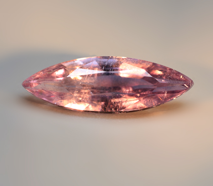 Зултанит эффектной огранки 1,24 карата