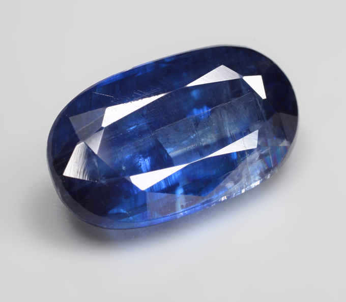 Крупный васильковый кианит 8,21 карата