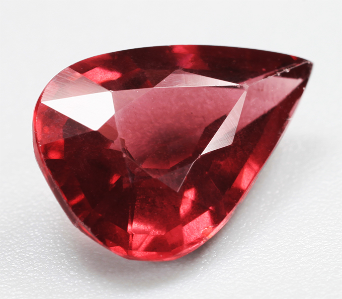 Яркий гранат высокой чистоты 2,39 карата
