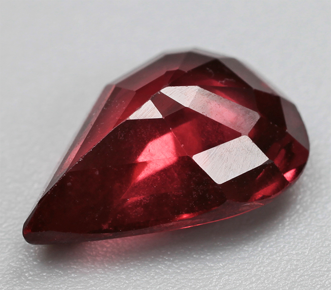 Яркий гранат высокой чистоты 2,39 карата
