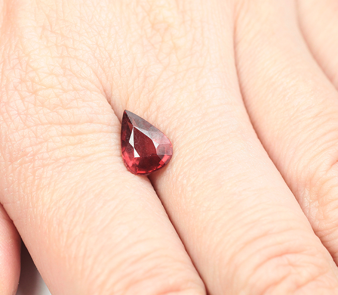 Яркий гранат высокой чистоты 2,39 карата