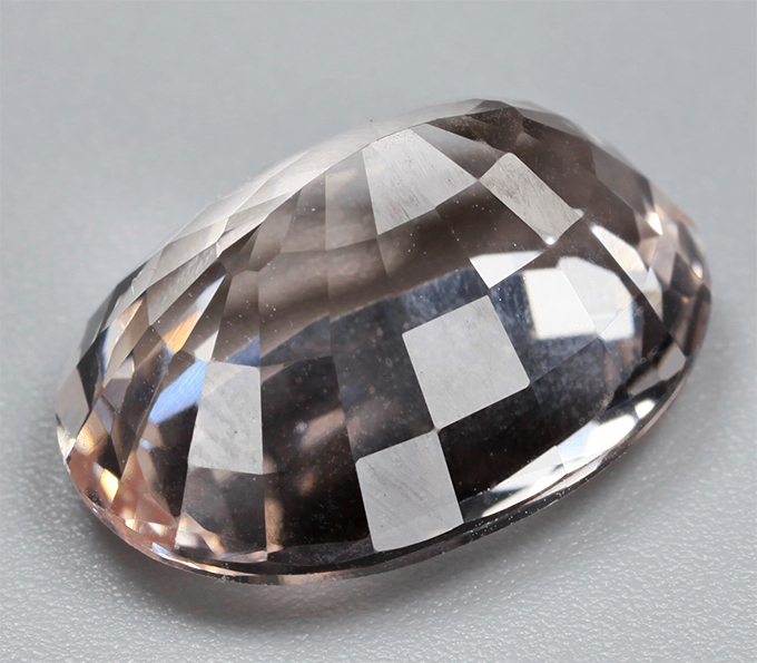 Крупный морганит высокой чистоты 7,81 карата