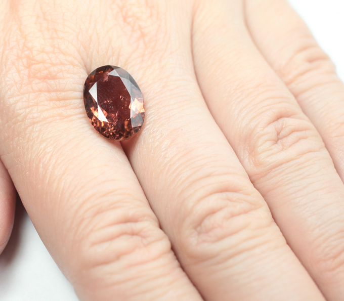 Крупный оранжевый турмалин 6,31 карата