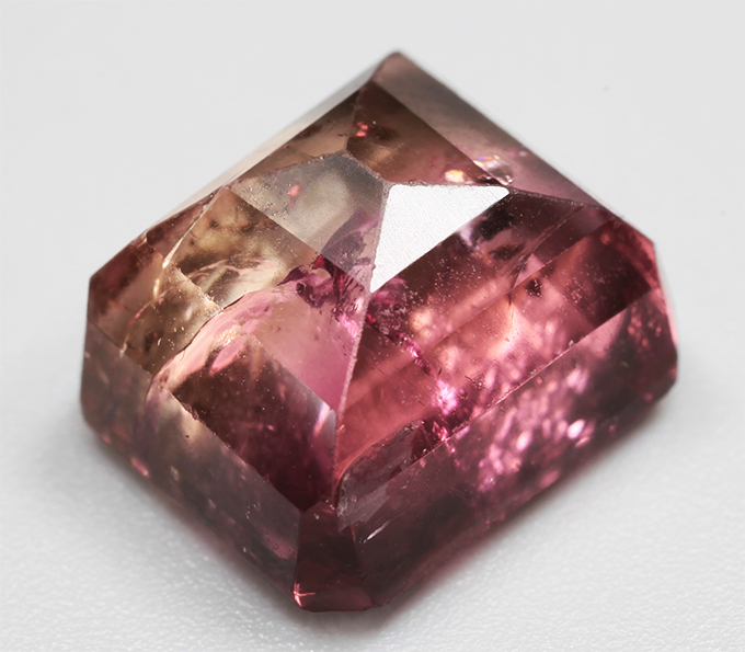 Крупный полихромный турмалин 8,68 карата