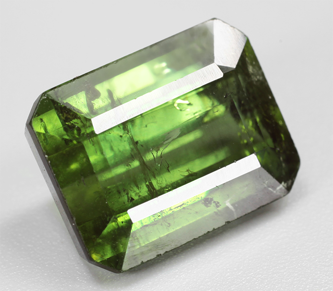 Крупный зеленый турмалин 6,51 карата