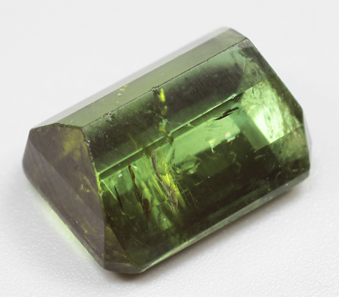 Крупный зеленый турмалин 6,51 карата