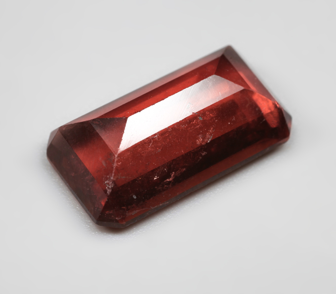 Крупный оранжево-красный турмалин высокой чистоты 6,27 карата