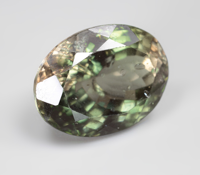 Крупный полихромный турмалин 9,18 карата