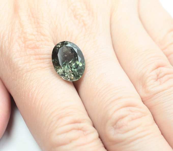 Крупный полихромный турмалин 9,18 карата