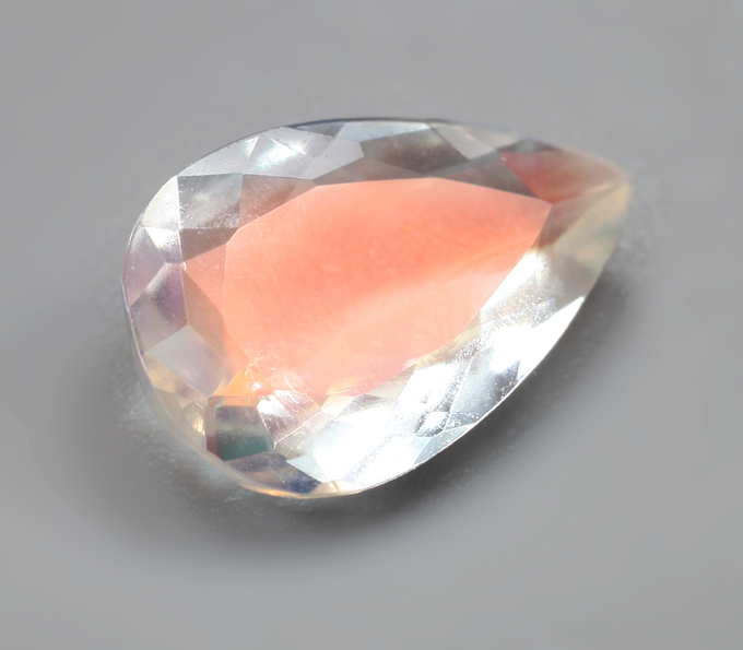 Ограненный лунный камень высокой чистоты 1,42 карата