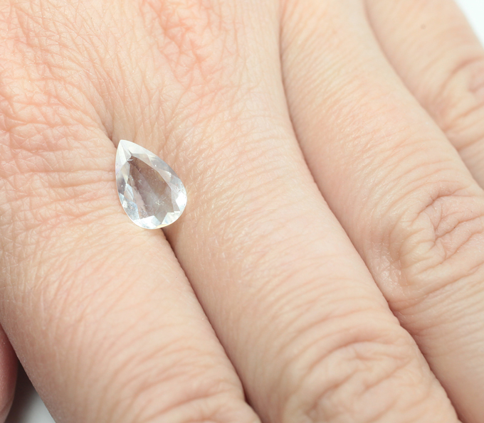 Ограненный лунный камень высокой чистоты 1,42 карата