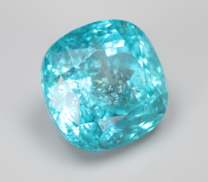 Крупный ярко-голубой «неоновый» апатит 3,57 карата