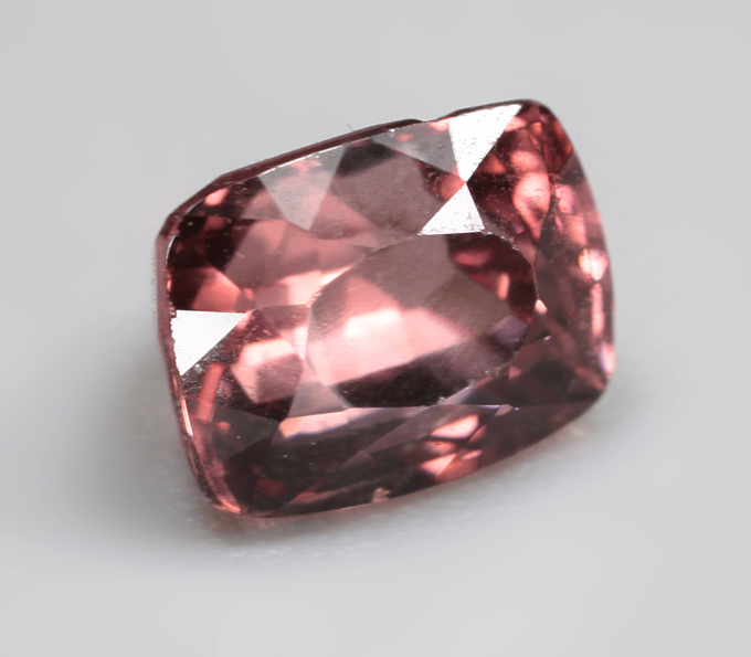 Оранжевато-розовая шпинель 1,18 карата