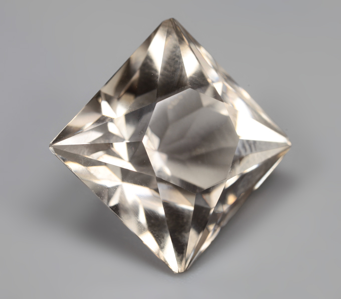 Чистейший дымчатый кварц португальской огранки 10,8 карата